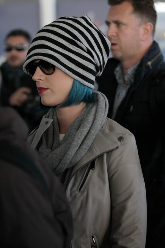 Katy Perry à l'aéroport Charles-de-Gaulle de Paris, le 21 mars 2012.