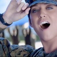 Katy Perry méconnaissable en petit soldat pour le clip de ''Part Of Me''