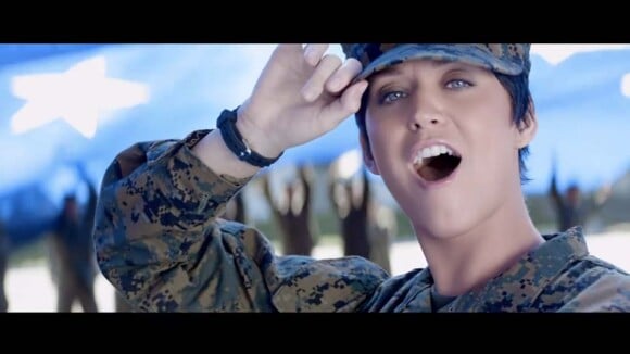 Katy Perry méconnaissable en petit soldat pour le clip de ''Part Of Me''