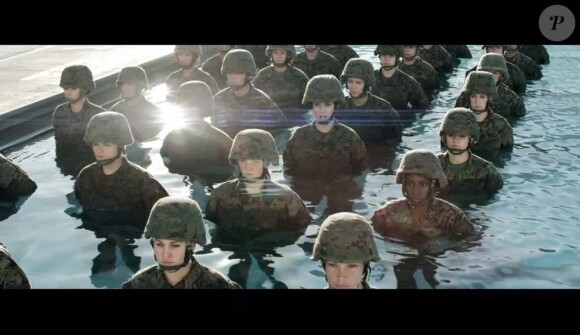 Katy Perry à l'armée : image extraite du clip Part Of Me réalisé par Ben Mor, mars 2012.