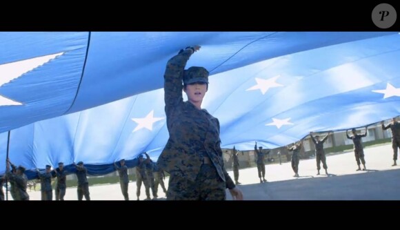 Le petit soldat Perry sous la bannière étoilée dans cette image extraite du clip Part Of Me réalisé par Ben Mor pour Katy Perry, mars 2012.