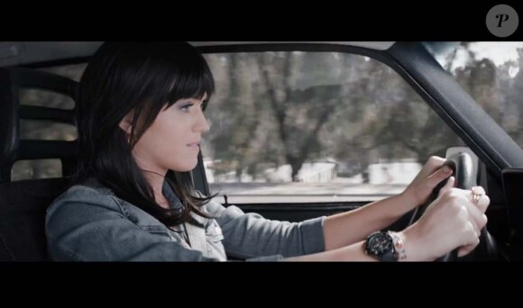 Image extraite du clip Part Of Me réalisé par Ben Mor pour Katy Perry, mars 2012.