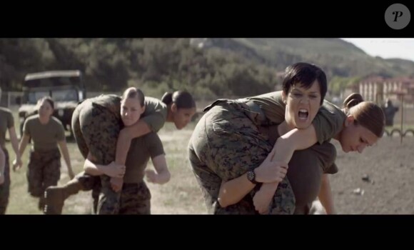 Image extraite du clip Part Of Me réalisé par Ben Mor pour Katy Perry, mars 2012.