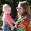 Jessica Alba en pleine démonstration d'amour avec Honor au cours d'une après-midi au Coldwater Canyon Park à Beverly Hills, le 21 mars 2012.