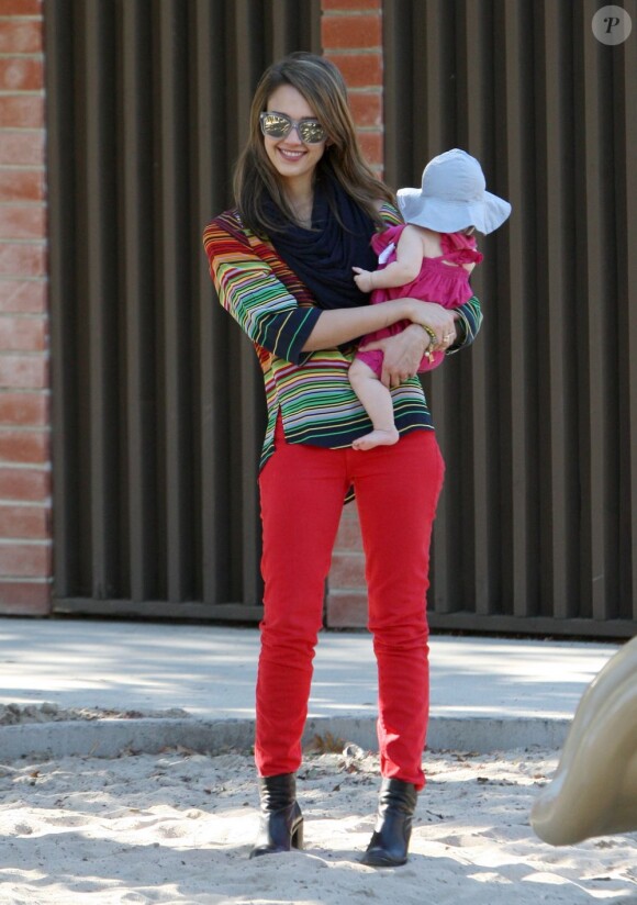 Jessica Alba et sa fille Haven, un tendre duo sous le soleil du Coldwater Canyon Park. Beverly Hills, le 21 mars 2012.
