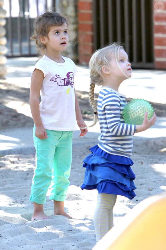Honor et sa copine s'amusent dans le Coldwater Canyon Park. Beverly Hills, le 21 mars 2012.