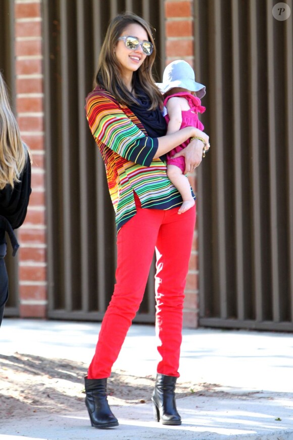 Jessica Alba et sa fille Haven, un tendre duo sous le soleil du Coldwater Canyon Park. Beverly Hills, le 21 mars 2012.