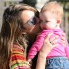 Jessica Alba en pleine démonstration d'amour avec Honor au cours d'une après-midi au Coldwater Canyon Park à Beverly Hills, le 21 mars 2012.
