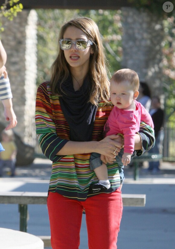 La radieuse Jessica Alba garde un oeil sur Honor et ses amies tout en tenant son adorable Haven dans les bras. Beverly Hills, le 21 mars 2012.