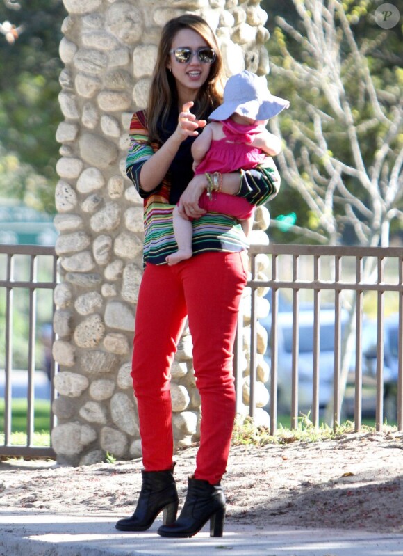 Jessica Alba en mode détente avec Haven dans les bras, au cours d'une après-midi au parc Coldwater Canyon à Beverly Hills, le 21 mars 2012.