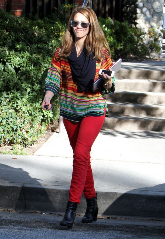 Jessica Alba stylée, en mode détente au parc Coldwater Canyon à Beverly Hills, le 21 mars 2012.