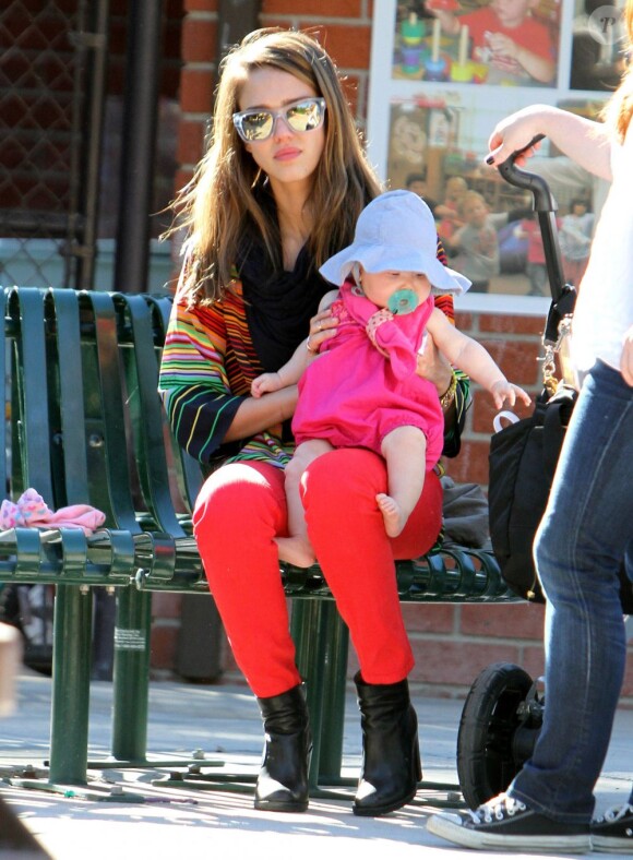 Jessica Alba et Haven en mode détente au parc Coldwater Canyon à Beverly Hills, le 21 mars 2012.