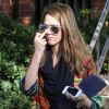 Jessica Alba stylée, en mode détente au parc Coldwater Canyon à Beverly Hills, le 21 mars 2012.