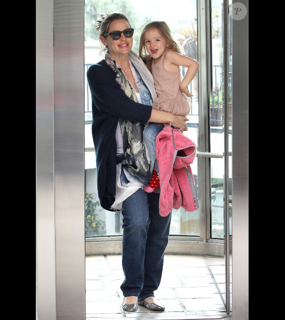 Jennifer Garner et sa fille Seraphina souriantes sortent de chez le pédiatre, à Los Angeles, le 22 février 2012