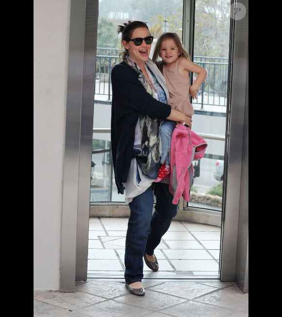 Jennifer Garner et sa fille Seraphina sortent de chez le pédiatre, à Los Angeles, le 22 février 2012