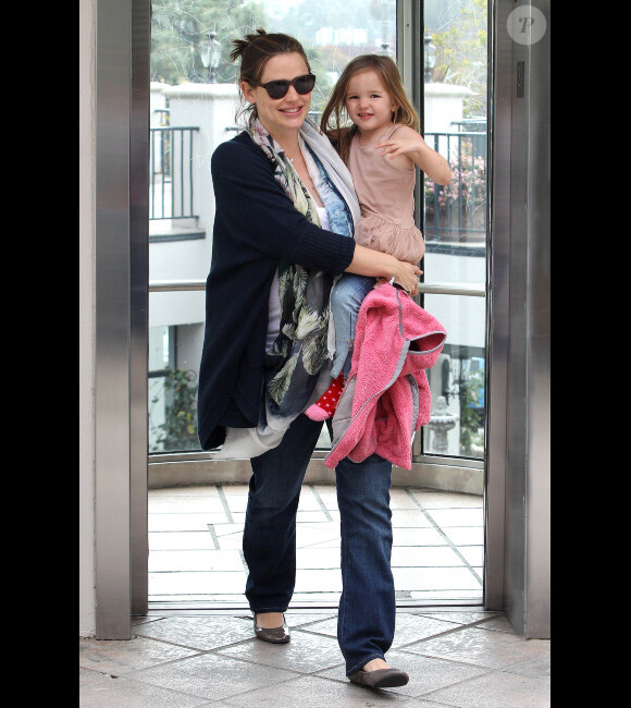 Jennifer Garner et sa fille Seraphina, toujours aussi adorable, sortent de chez le pédiatre, à Los Angeles, le 22 février 2012