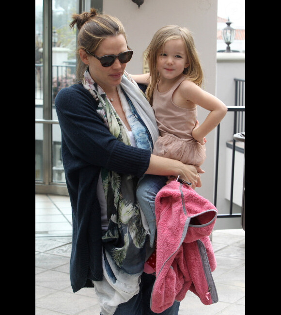 Jennifer Garner et sa fille Seraphina sortent de chez le pédiatre, à Los Angeles, le 22 février 2012