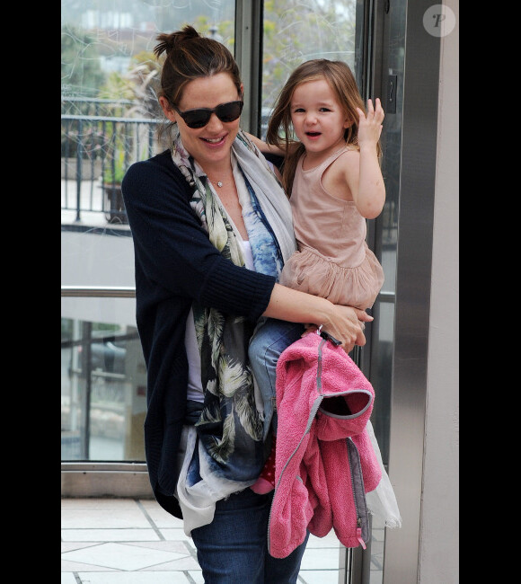 Jennifer Garner et son adorable Seraphina sortent de chez le pédiatre, à Los Angeles, le 22 février 2012