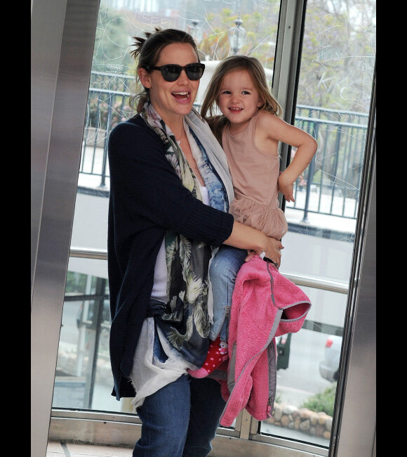 Jennifer Garner et sa fille Seraphina souriaient en sortant de chez le pédiatre, à Los Angeles, le 22 février 2012
