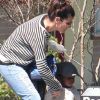 Sandra Bullock va chercher son fils Louis à l'école, à Los Angeles, le 22 mars 2012