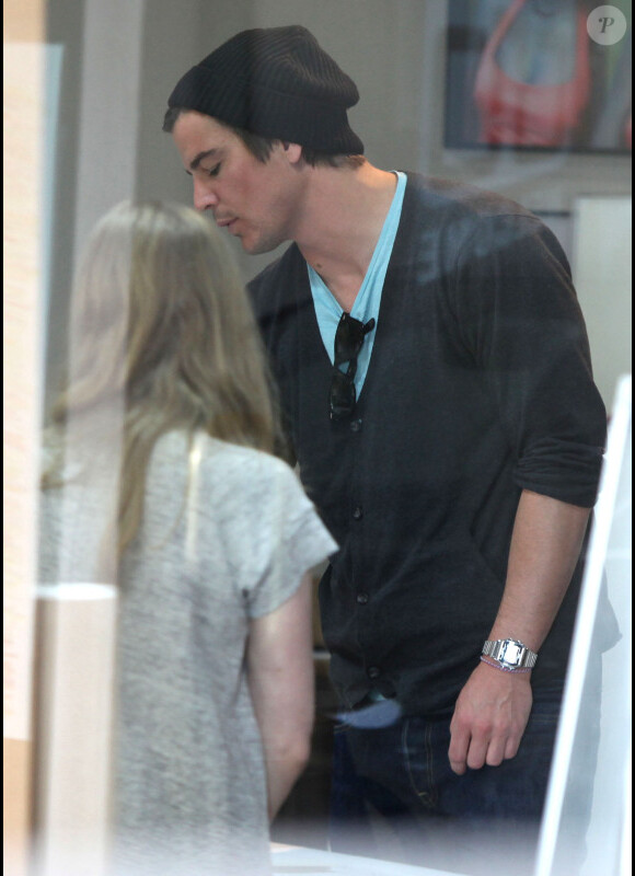 Amanda Seyfried et Josh Hartnett se sont rendus ensemble dans un magasin d'encadrement, à Beverly Hills, le 23 mars 2012
