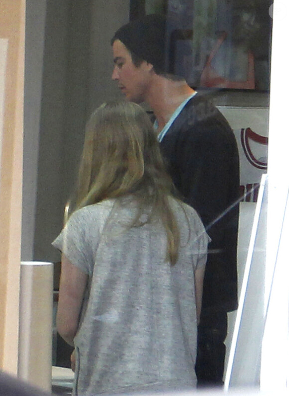 Amanda Seyfried et Josh Hartnett se sont rendus dans un magasin d'encadrement, à Beverly Hills, le 23 mars 2012