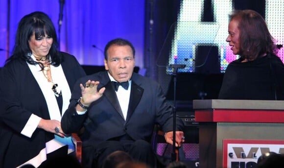 Mohamed Ali entouré de sa femme Lonnie et de sa belle-soeur Marilyn lors de la soirée Celebrity Fight Night XVIII, le 24 mars 2012 à Phoenix.