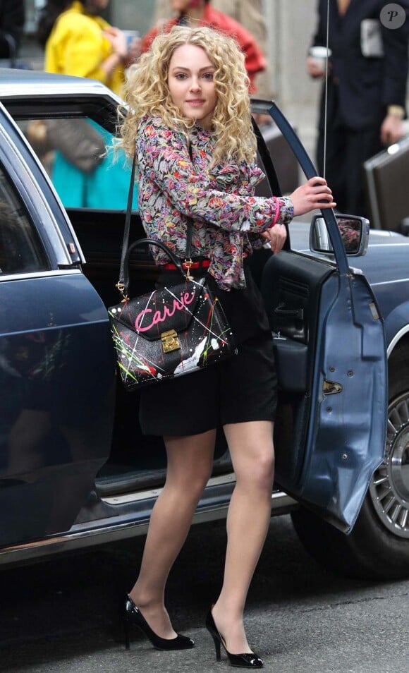 Anna-Sophia Robb incarne Carrie Bradshaw sur le tournage de The Carrie Diaries, à New York, le 25 mars 2012.