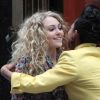 Anna-Sophia Robb et Freema Agyeman s'embrassent sur le tournage de The Carrie Diaries, à New York, le 25 mars 2012.