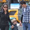 Julianna Margulies et son mari Keith Lieberthal se promènent avec leur fils Kieran, le 24 mars 2012 à New York