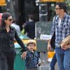 Julianna Margulies et son mari Keith Lieberthal se promènent avec leur fils Kieran, le 24 mars 2012 à New York