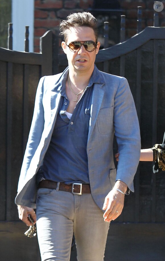 Jamie Hince, main dans la main à la sortie de son  domicile dans le quartier de Highgate à Londres. Le 26 mars 2012.