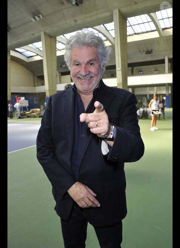Roland Magdane lors du tournoi de tennis pour l'association Enfant Star et Match à Paris le 26 mars 2012