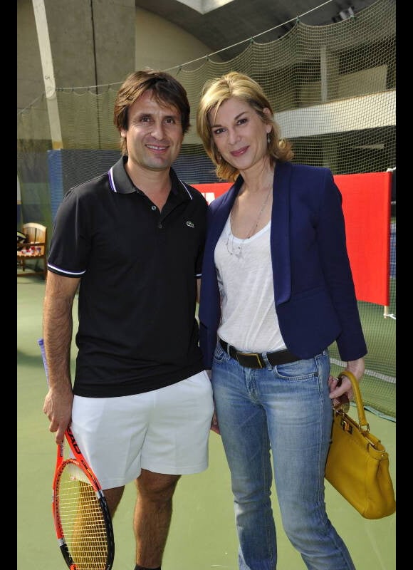 Fabrice Santoro et Michèle Laroque lors du tournoi de tennis pour l'association Enfant Star et Match à Paris le 26 mars 2012