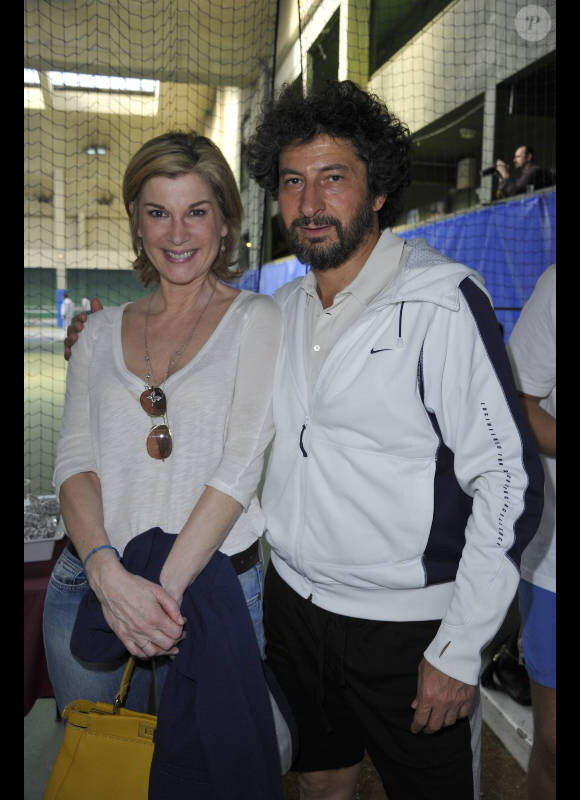 Michèle Laroque et Radu Mihaileanu lors du tournoi de tennis pour l'association Enfant Star et Match à Paris le 26 mars 2012