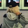 Rihanna semble préoccupée à l'aéroport de Los Angeles le 26 mars 2012