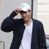 Ashton Kutcher se rend au centre de la Kabbale à Los Angeles le 25 mars 2012