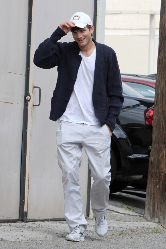 Ashton Kutcher se rend au centre de la Kabbale à Los Angeles le 25 mars 2012