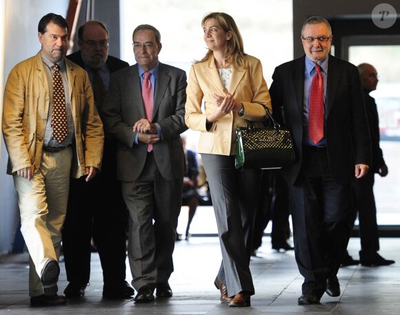 L'infante Cristina d'Espagne à Barcelone le 27 mars 2012 pour l'inauguration d'une exposition de la Fondation La Caixa dont elle est la marraine. Sa première apparition officielle depuis des mois en raison du scandale Noos...