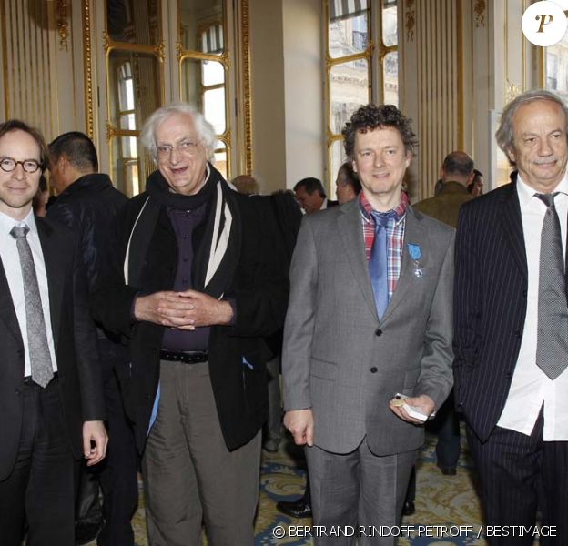 Michel Gondry entouré de Bertrand Tavernier et Patrick Chesnais au ministère de la Culture à Paris, le 28 mars 2012.