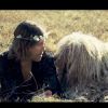 Ce chien est un Komondor et non un bichon dans cette image extraite du clip Laisse Avril de Julien Doré, mars 2012.