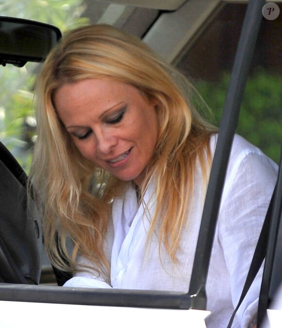 Souriante, Pamela Anderson fait ses courses à Los Angeles le 28 mars 2012