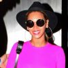 Beyoncé porte un chapeau Eugenia Kim, des lunettes de soleil The Row, un sweater rose et une jupe Etro. Le 29 mars 2012.