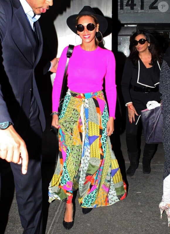 Beyoncé porte un chapeau Eugenia Kim, des lunettes de soleil The Row, un sweater rose et une jupe Etro. Le 29 mars 2012.