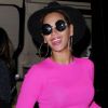 Beyoncé, souriante dans la Grosse Pomme à la descente de son minivan, dans un look haut en couleur. Le 29 mars 2012.