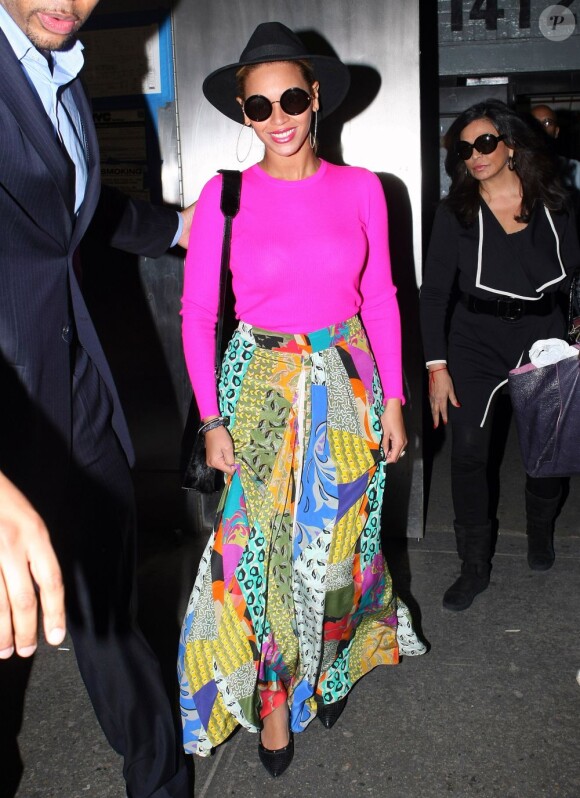 Beyoncé, accompagnée de sa mère Tina Knowles et d'un garde du corps, redonnait vie au color block avec sa tenue. New York, le 29 mars 2012.
