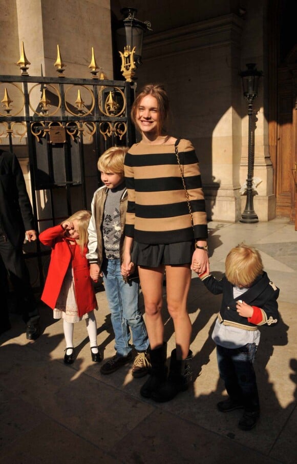 Natalia Vodianova et ses enfants à Paris, le 7 mars 2011.