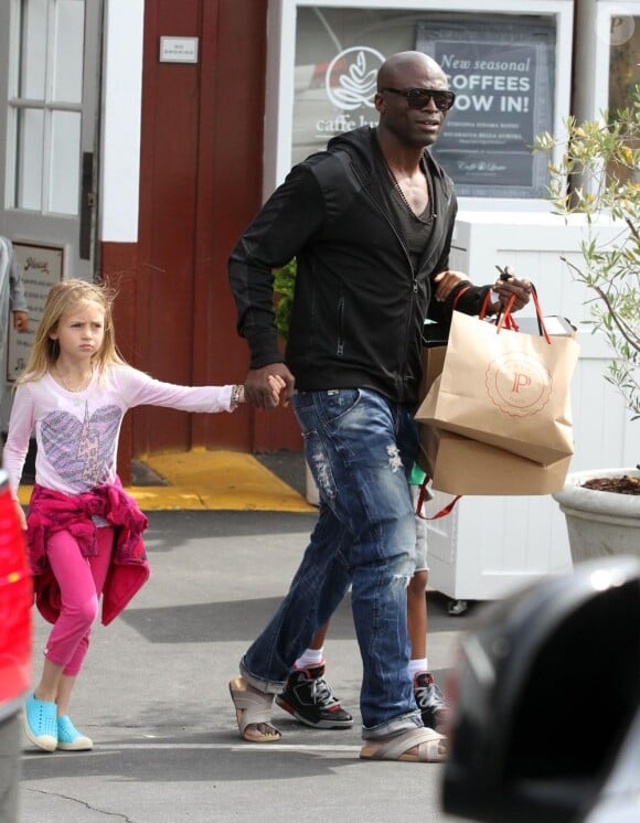 Seal emmène ses enfants pour une séance shopping. Los Angeles, le 30 mars 2012.