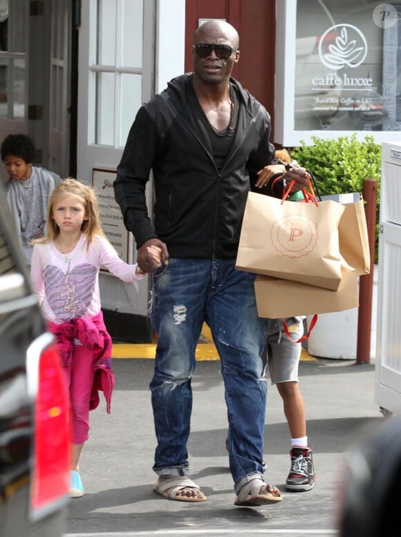 Seal avec ses enfants à Los Angeles, le 30 mars 2012.