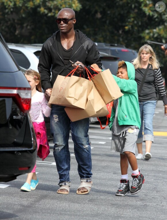 Seal emmène ses enfants pour une séance shopping. Los Angeles, le 30 mars 2012.